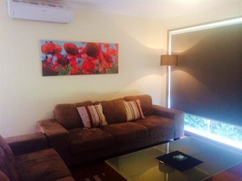 Australian Home Away @ East Doncaster Andersons Creek 1 - New Castle Holiday 13