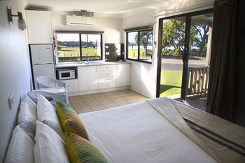 South Coast Retreat - New Castle Holiday 32