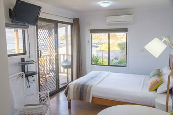 South Coast Retreat - New Castle Holiday 44