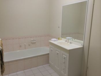 Australian Home Away Ringwood @ Bardia - New Castle Holiday 1