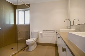Skippers Cove Waterfront Resort - New Castle Holiday 1