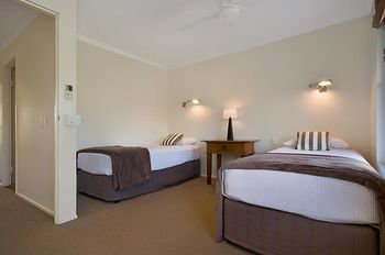 Skippers Cove Waterfront Resort - New Castle Holiday 4
