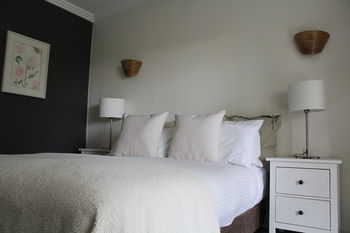 Elfin Hill Country Accommodation - New Castle Holiday 9