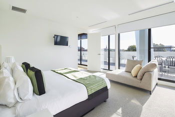 381 Cremorne - New Castle Holiday 20