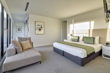 381 Cremorne - New Castle Holiday 24
