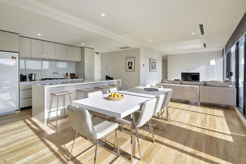 381 Cremorne - New Castle Holiday 28