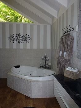 Belle Le Vie - New Castle Holiday 19