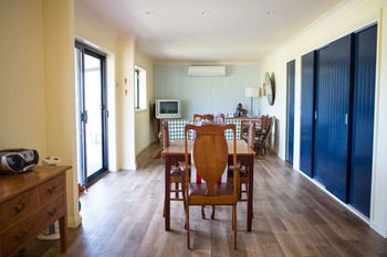 The Wattle Lodge - New Castle Holiday 14