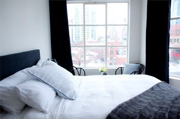 City Edge Town Apartments - New Castle Holiday 12