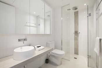 Melbourne Fully Self Contained Modern Studio Apartment 4505B - New Castle Holiday 0