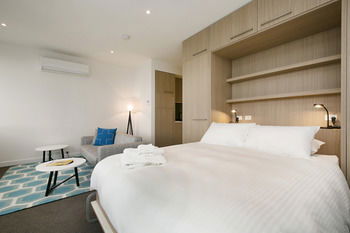 Melbourne Fully Self Contained Modern Studio Apartment 4505B - New Castle Holiday 2