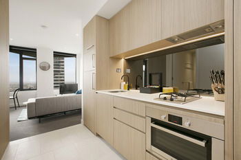 Melbourne Fully Self Contained Modern Studio Apartment 4505B - New Castle Holiday 5