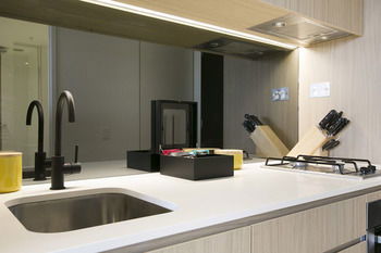 Melbourne Fully Self Contained Modern Studio Apartment 4505B - New Castle Holiday 6