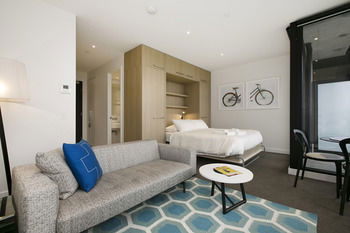 Melbourne Fully Self Contained Modern Studio Apartment 4505B - New Castle Holiday 7