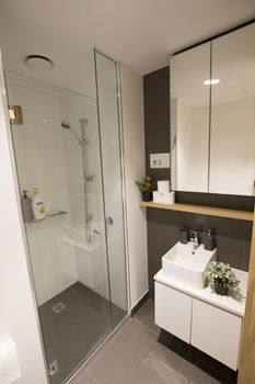 Carlson View Apartments - 315 LaTrobe St - New Castle Holiday 1