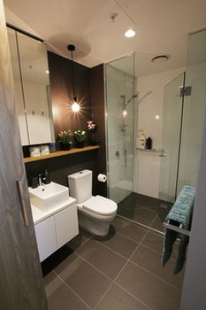 Carlson View Apartments - 315 LaTrobe St - New Castle Holiday 2