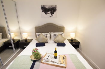 Carlson View Apartments - 315 LaTrobe St - New Castle Holiday 7