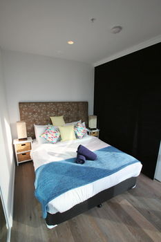 Carlson View Apartments - 315 LaTrobe St - New Castle Holiday 8