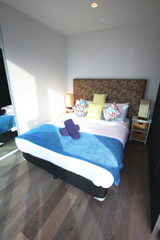 Carlson View Apartments - 315 LaTrobe St - New Castle Holiday 9