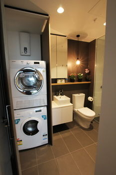 Carlson View Apartments - 315 LaTrobe St - New Castle Holiday 12