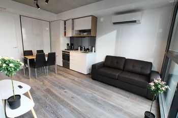 Carlson View Apartments - 315 LaTrobe St - New Castle Holiday 16