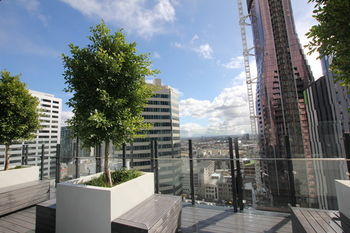 Carlson View Apartments - 315 LaTrobe St - New Castle Holiday 20