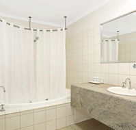 Quality Inn  Suites The Menzies - New Castle Holiday