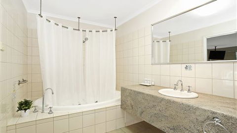 Quality Inn & Suites The Menzies - New Castle Holiday 0