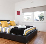 Phyl  May's Luxury Accommodation - New Castle Holiday