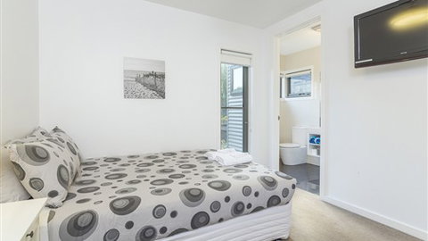 Serenity Torquay Ocean View: Luxury Beachfront - New Castle Holiday 0