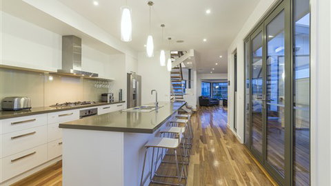 Serenity Torquay Ocean View: Luxury Beachfront - New Castle Holiday 1