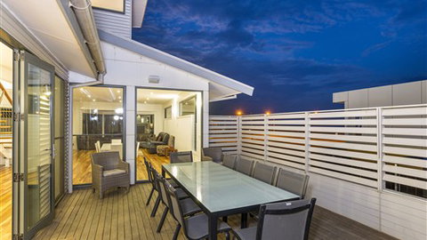 Serenity Torquay Ocean View: Luxury Beachfront - New Castle Holiday 4