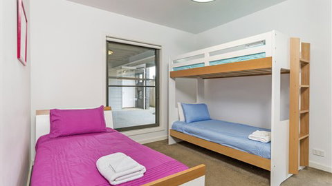 Serenity Torquay Ocean View: Luxury Beachfront - New Castle Holiday 3