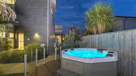 Serenity Torquay Ocean View: Luxury Beachfront - New Castle Holiday 5
