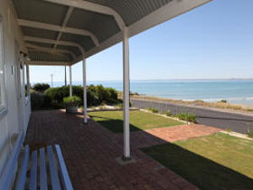 Beachside Cottage - New Castle Holiday 3