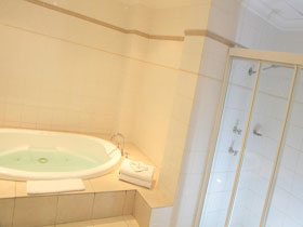 Quest On King William - New Castle Holiday 1