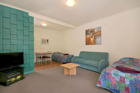 Hello Adelaide Motel + Apartments - New Castle Holiday 2