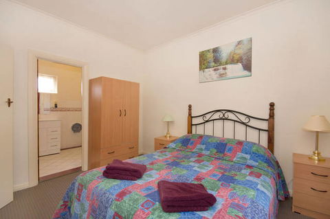 Hello Adelaide Motel + Apartments - New Castle Holiday 0