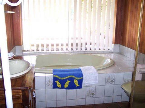 Bott's Beach Retreat - New Castle Holiday 3