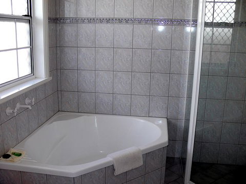 Charles Rasp Motor Inn - New Castle Holiday 4