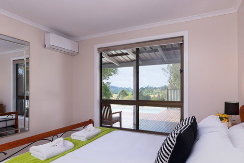 Jacaranda Cottages - New Castle Holiday 12