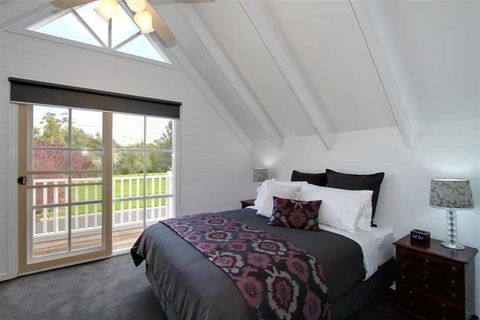 Creek Cottage Bed & Breakfast - New Castle Holiday 0