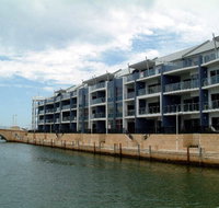 Dolphin Quay Apartment Hotel - New Castle Holiday