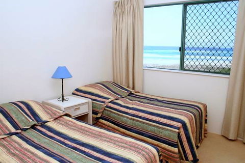 Currumbin Sands Beachfront Apartments - New Castle Holiday 2