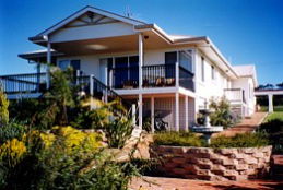 Lovering's Beach Houses - The Whitehouse, Emu Bay - New Castle Holiday 0