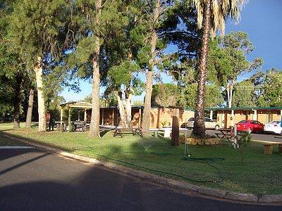Silver Oaks Motel - New Castle Holiday 1