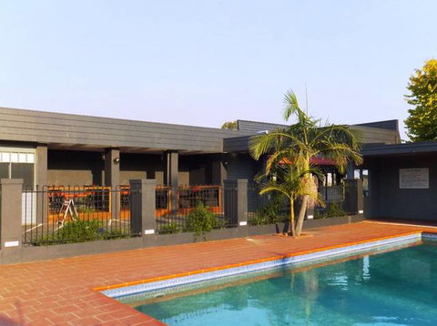 Sunshine Motor Inn - New Castle Holiday 14