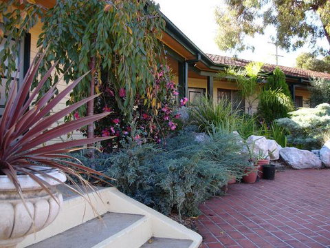 Ten Dollar Town Motel - New Castle Holiday 6