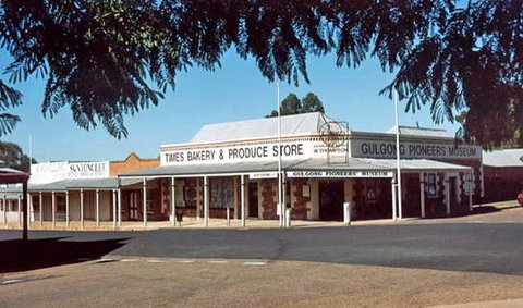 Ten Dollar Town Motel - New Castle Holiday 7