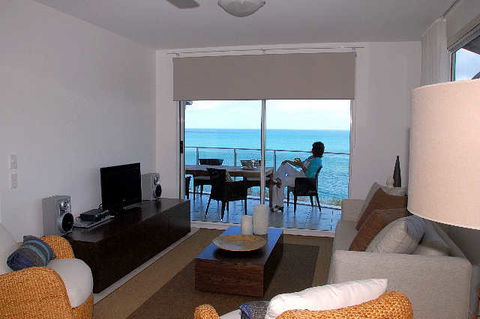 Tingeera Luxury Beachfront Apartments - New Castle Holiday 4